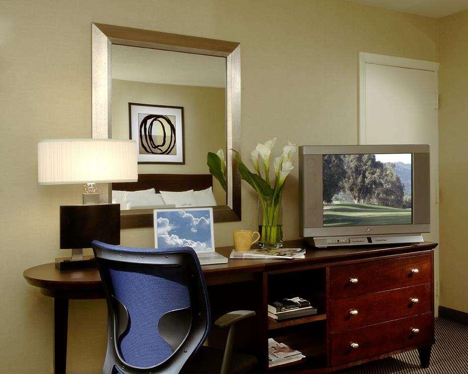 Отель Doubletree By Hilton Норуолк Номер фото