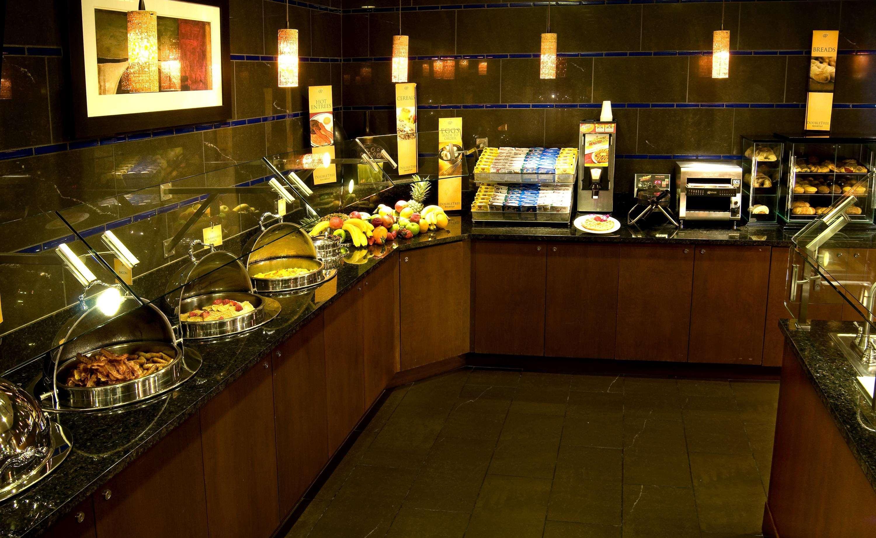 Отель Doubletree By Hilton Норуолк Ресторан фото
