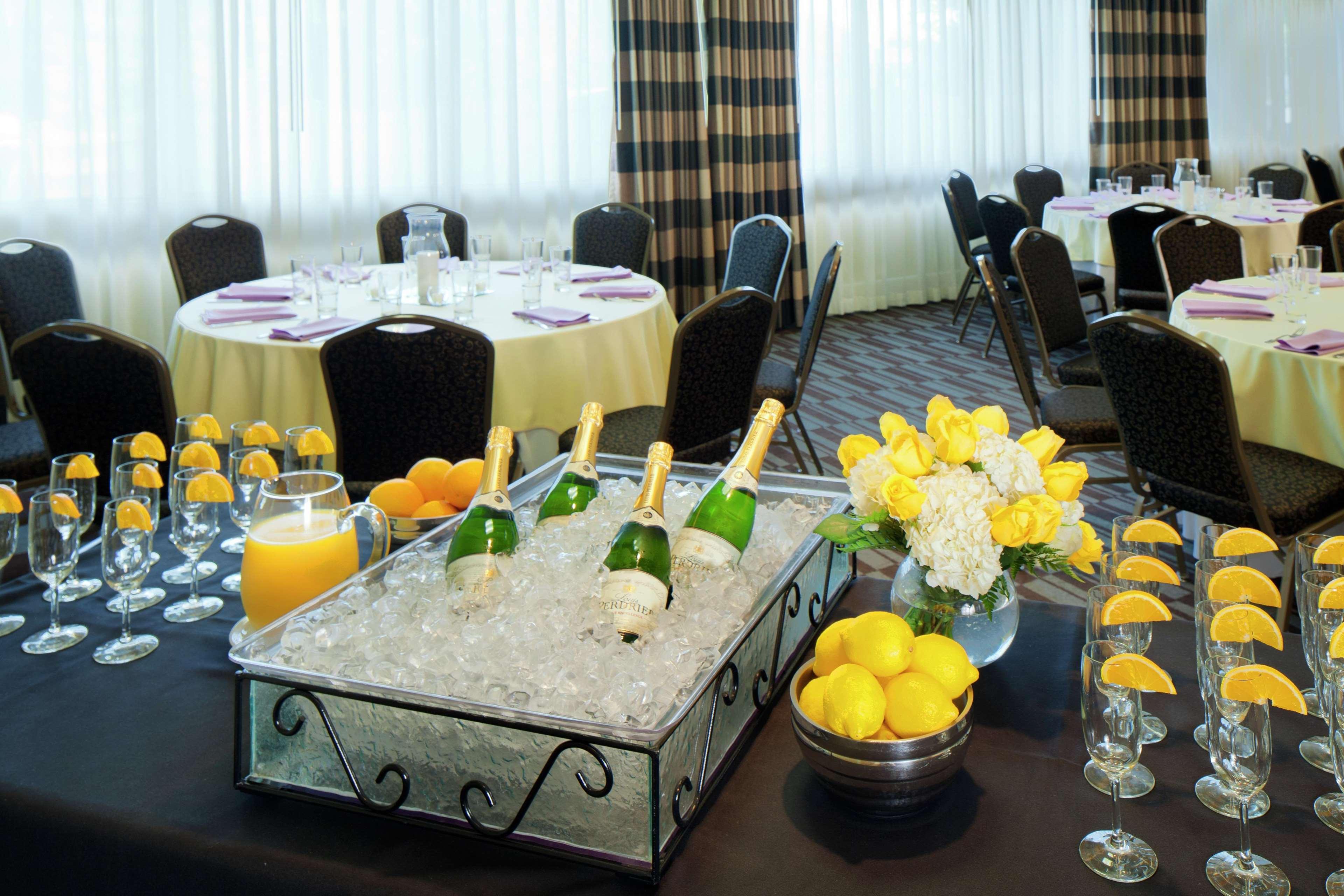 Отель Doubletree By Hilton Норуолк Ресторан фото