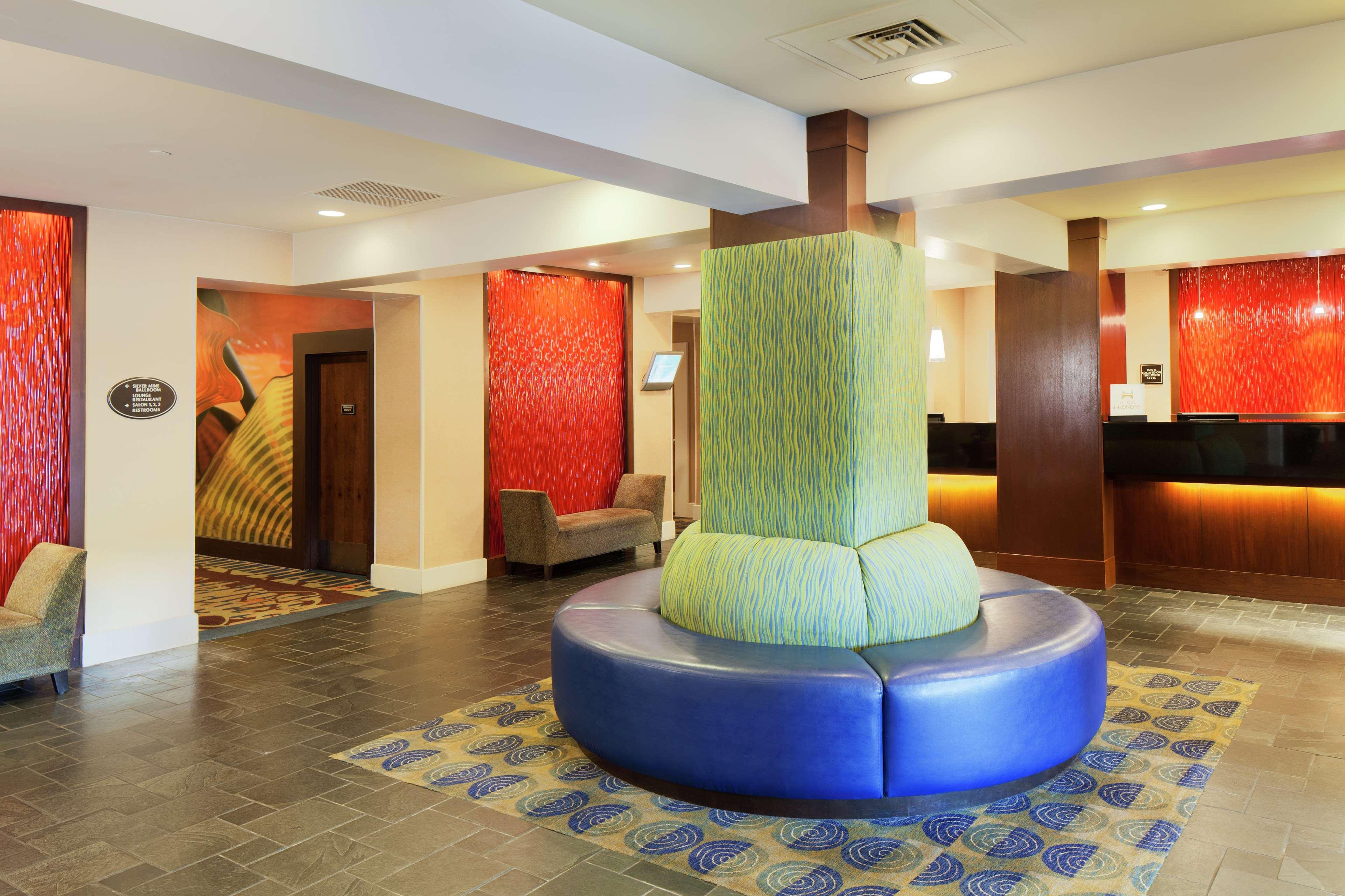 Отель Doubletree By Hilton Норуолк Интерьер фото