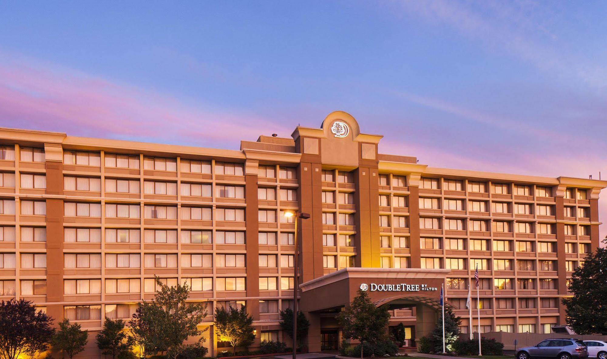 Отель Doubletree By Hilton Норуолк Экстерьер фото